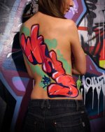 girls_with_graffiti_body_art_640_03.jpg