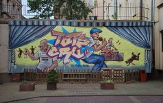 640px-Mural_of_Tats_Cru,_Łódź_102_Piotrkowska_Street_yard.jpg