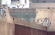 Graffiti,_back_side_of_broadway_buildings.jpg